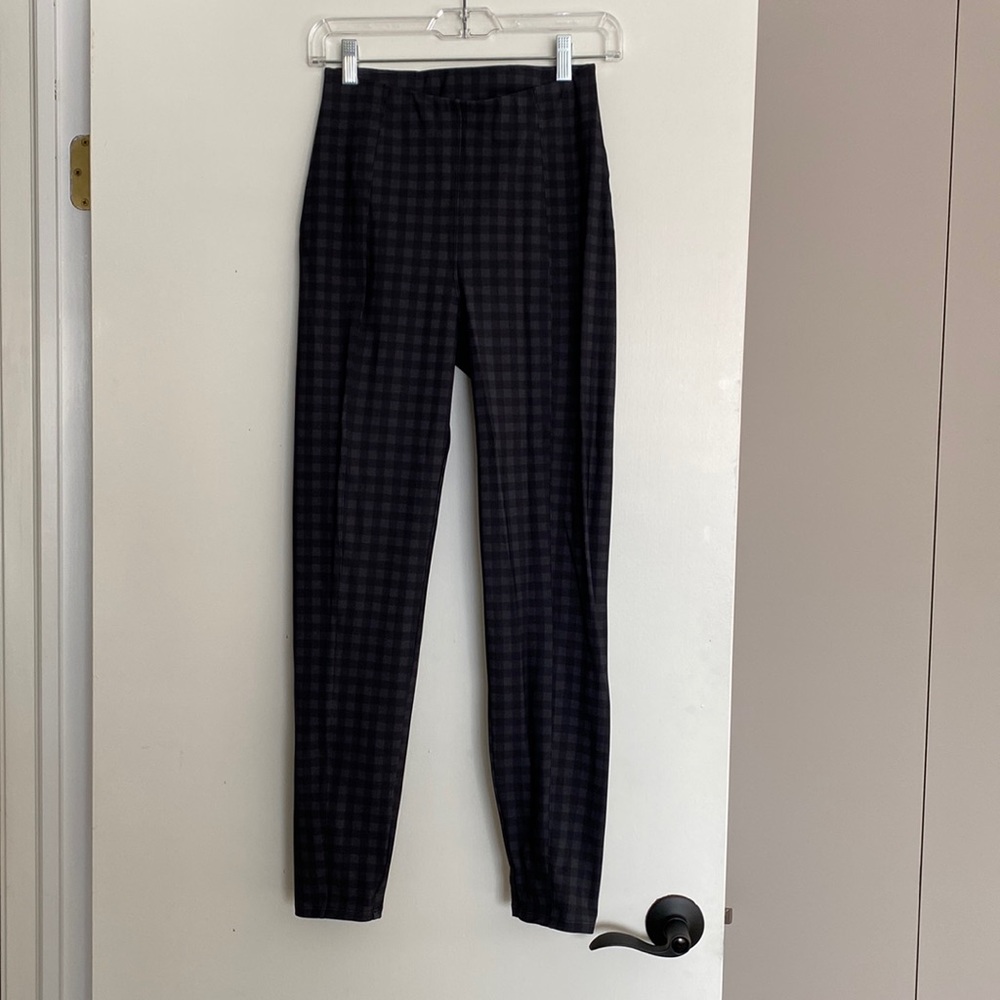 Lulu lemon gray/dark blue pants. Size 6.